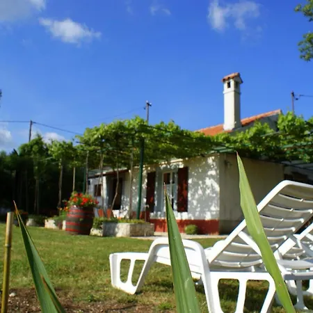 Freistehendes Haus Violeta Mit Weitlaeufigen Garten By Interhome *