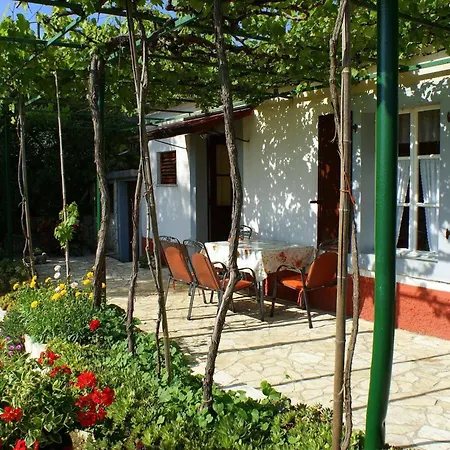Freistehendes Haus Violeta Mit Weitlaeufigen Garten By Interhome