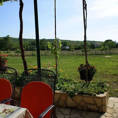 Freistehendes Haus Violeta Mit Weitlaeufigen Garten By Interhome