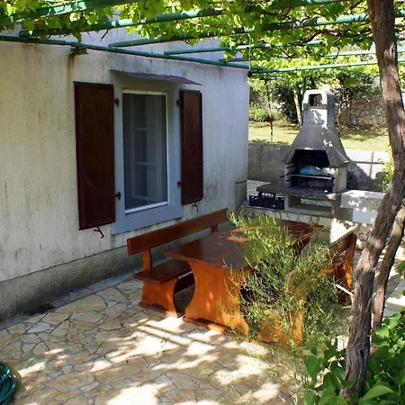 Freistehendes Haus Violeta Mit Weitlaeufigen Garten By Interhome *